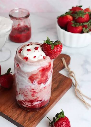 Strawberry Cloudburst Crush Smoothie with Ice Cream Cuddles ®🍓
